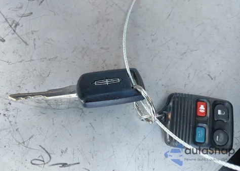 2005 Lincoln Town Car Signature Limited из США, поврежденный, VIN 1LNHM82W15Y664609